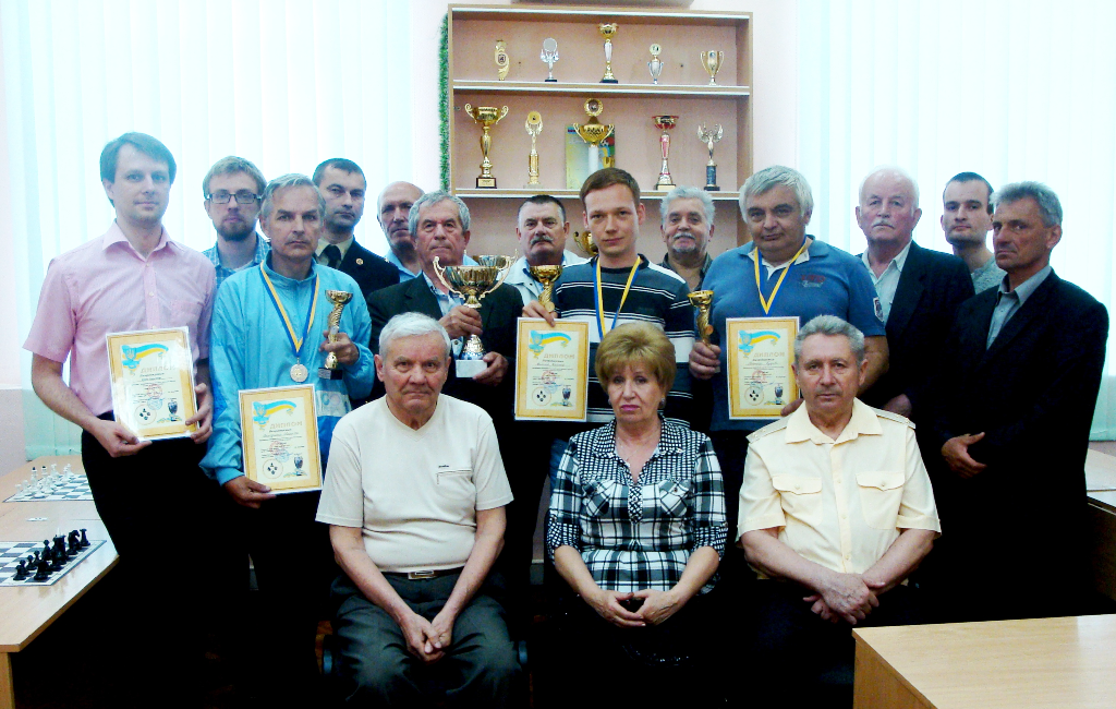 Спільне фото учасників та організаторів IV–го Всеукраїнського шахового турніру «Меморіал Анатолія Єрмака».