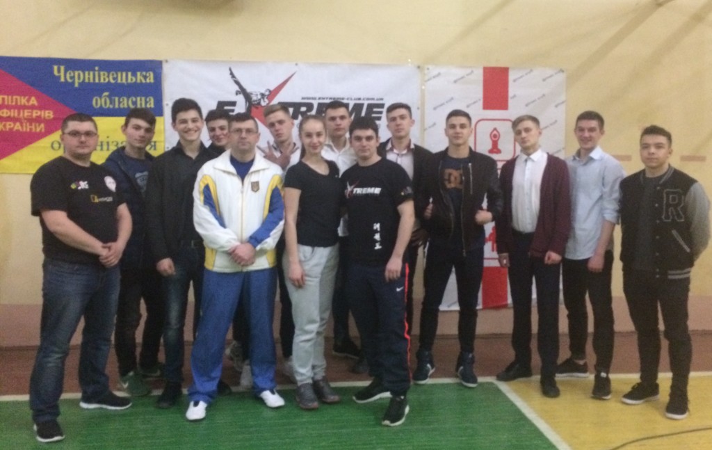 Олександр Цимбал разом з організаторами чемпіонату.