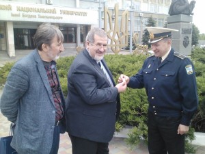 вручення Рефату Чубарову значка Спілки офіцерів України