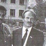 Народні депутати України Г.Алтунян, В.Черновіл і полковник В.Лазоркін у дворі Будинку письменників, на вул. Банковій, 2, м. Київ, вересень 1991 року