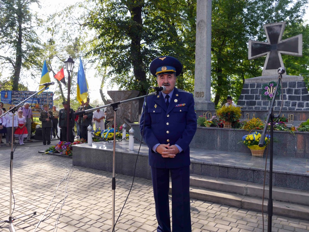 КРАСНЕ 10 ЛIТ ПО СМЕРТI КУКА 147