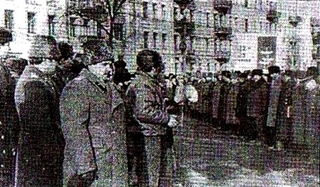 18 січня 1992 року. Майдан біля Святої Софії у Києві. Полковник Леонід Кравчук і капітан 1 рангу Олег Бодрук супроводжують полковника Віталія Лазоркіна під час знайомства з офіцерами запасу Київського гарнізону перед приведенням їх до присяги на вірність Українському народові