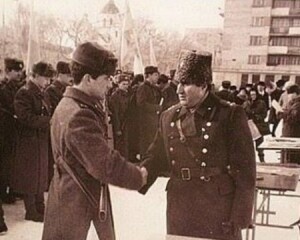 Вілен МАРТИРОСЯН вітає військовослужбовця із складанням Військової присяги на вірність Українському народові