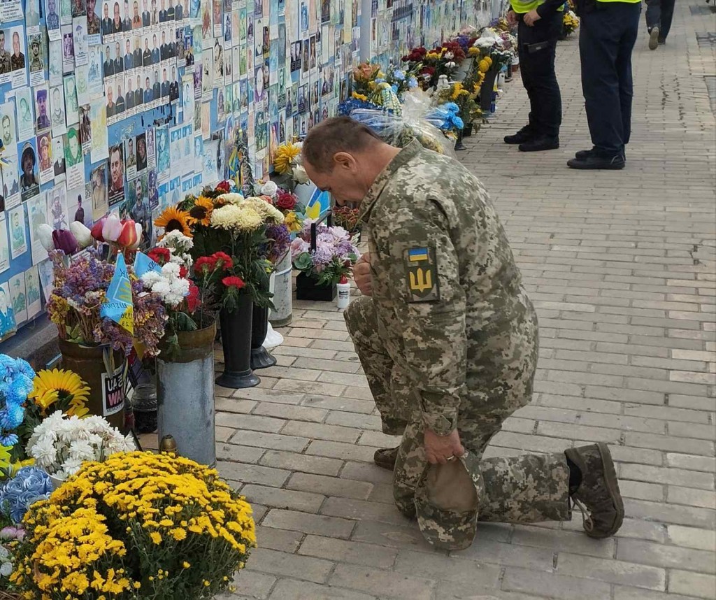 На фото: капітан Сергій МАРТИНЮК біля Стіни пам'яті