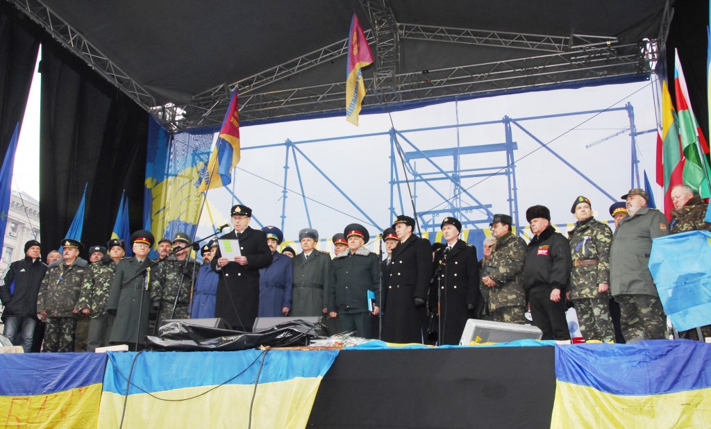 Голова Спілки офіцерів України капітан першого рангу Євген ЛУПАКОВ оголошує Заяву позачергового ХХІІ з’їзду ВГО «Спілка офіцерів України» на Євромайдані 13 грудня 2013 року