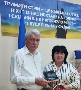 Олександр Сасько презентував антологію "Звитяга і мужність: вірші і проза з війни" директору бібліотеки ЦБО Тетяні Алісовій