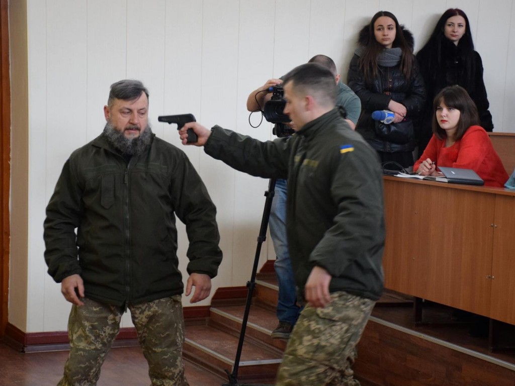 Микола МАМЧУР демонструє прийоми захисту проти зброї