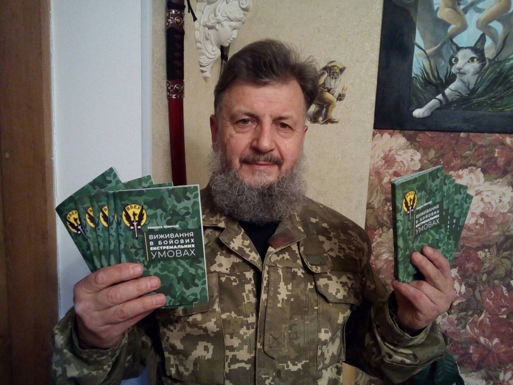 Микола МАМЧУР демонструє свій посібник "Виживання в бойових екстремальних умовах"
