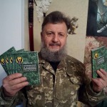 Микола МАМЧУР демонструє свій посібник "Виживання в бойових екстремальних умовах"