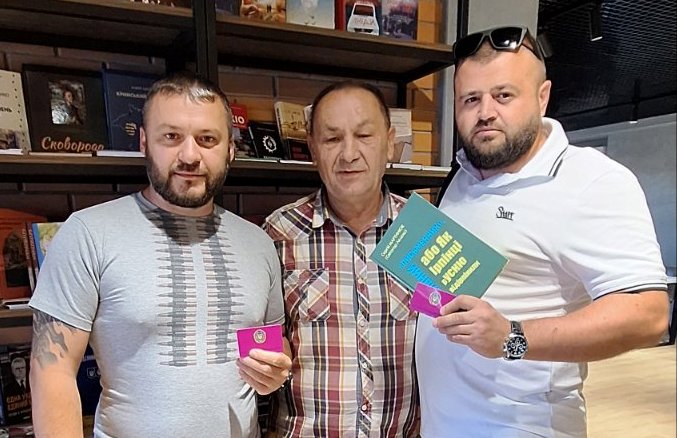 Сергій Мартинюк вручив посвідчення членів Спілки офіцерів України Віталію Кожокарю і Володимиру Пархонюку.