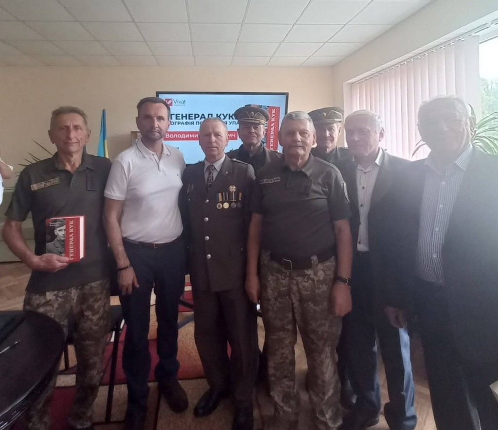 Рогатинські спілчани разом з Володимиром В'ЯТРОВИЧЕМ під час презентації Фото зі сторінки у Facebook Іван ВЕРЕШКО